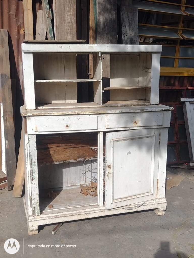 Restauración de muebles, intervenimos y pelamos a “cero” puertas, muebles , ventanas