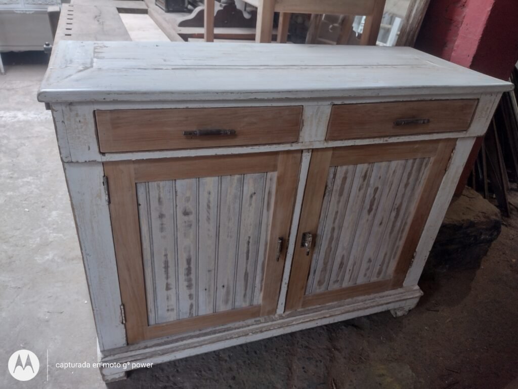Restauración de muebles, intervenimos y pelamos a “cero” puertas, muebles , ventanas