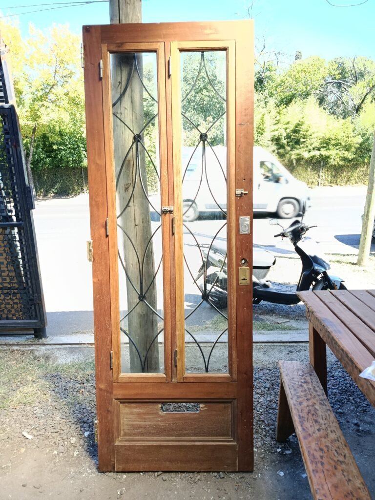 Restauración de muebles, intervenimos y pelamos a “cero” puertas, muebles , ventanas
