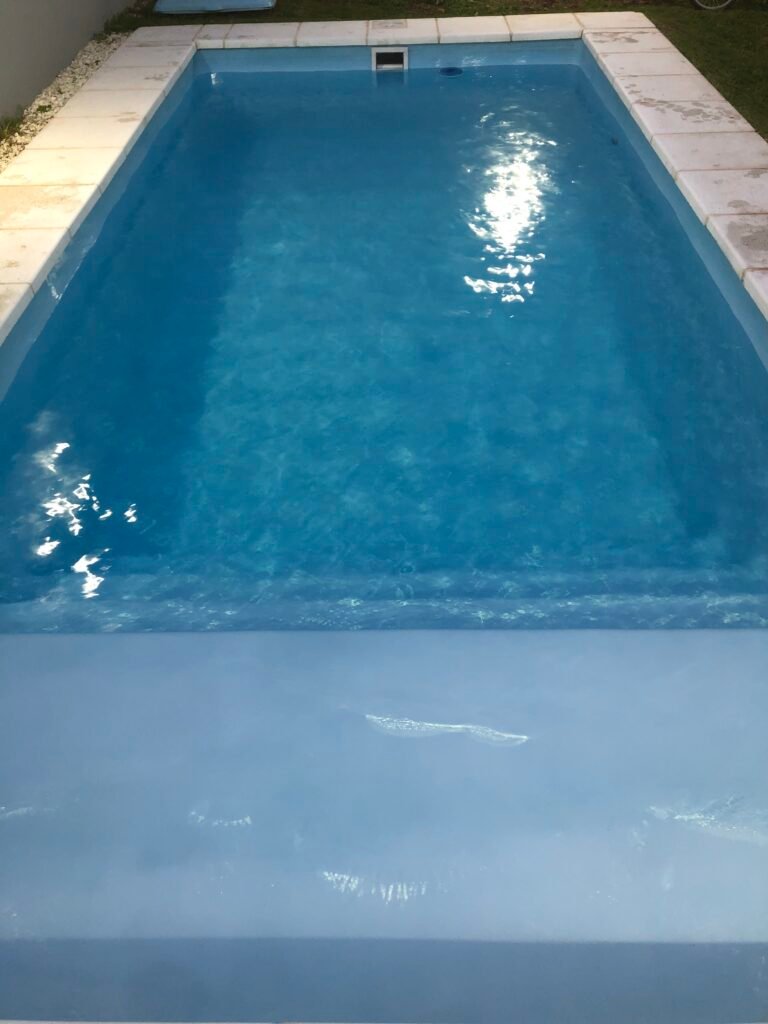 Fondo blanco mantenimiento de piletas
