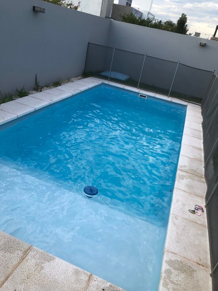 Fondo blanco mantenimiento de piletas