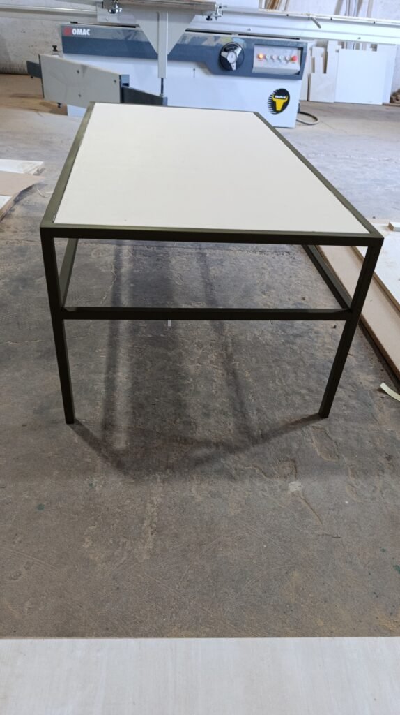 Raiz y Acero Muebles