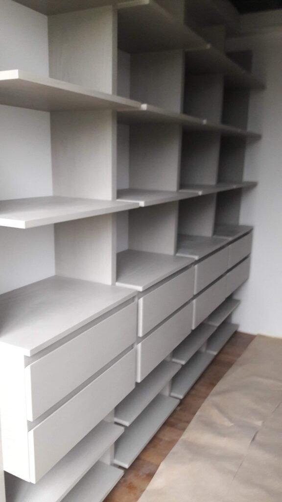 Carpintero de amoblamientos de cocina,placares, amoblamientos para oficinas y locales comerciales Restauracion de muebles,sillas mesas..