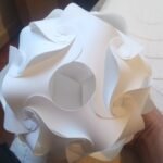 Fabricación de Lámparas artesanales para apoyar o colgar en cartulina y polipropileno..