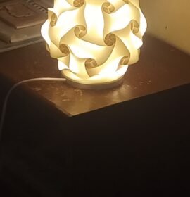 Fabricación de Lámparas artesanales para apoyar o colgar en cartulina y polipropileno..