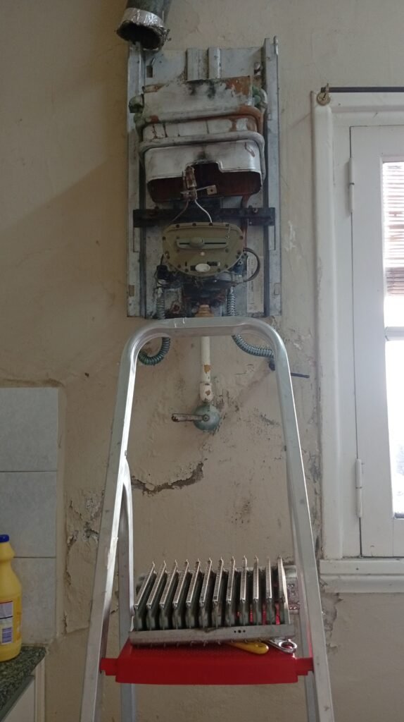 César Chandler técnico matriculado en refrigeración, especialidad en limpieza y mantenimiento de aires acondicionados Split, Inverter y piso techo