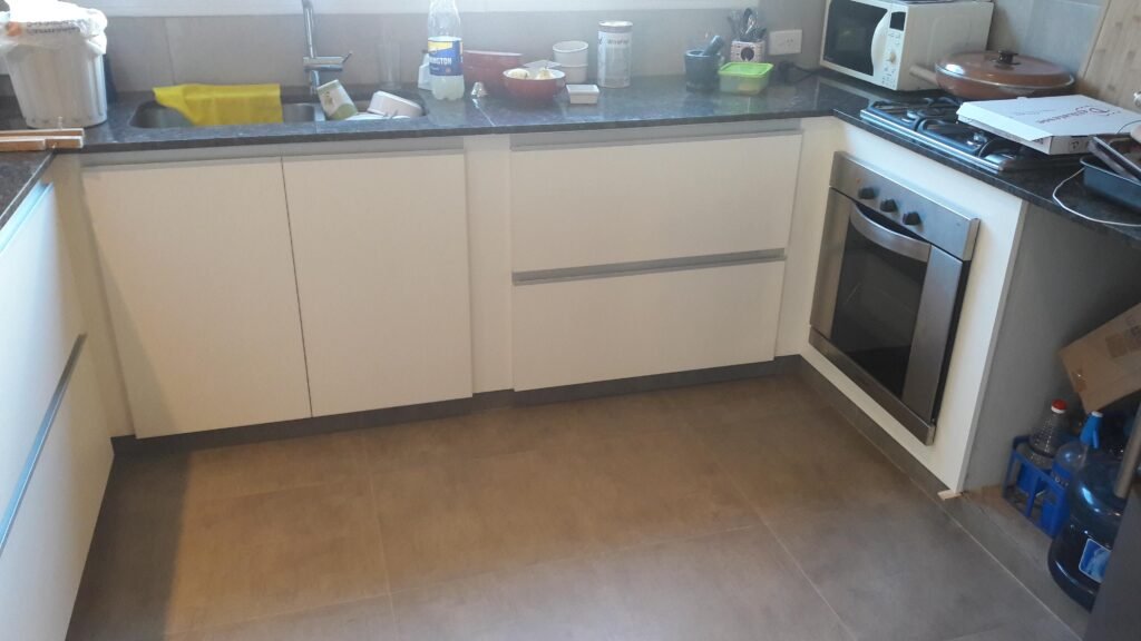 Carpintero de amoblamientos de cocina,placares, amoblamientos para oficinas y locales comerciales Restauracion de muebles,sillas mesas..