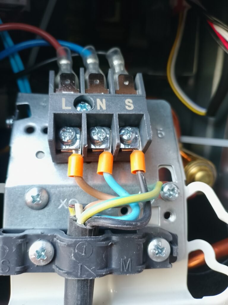 Electricista y técnico en refrigeración
