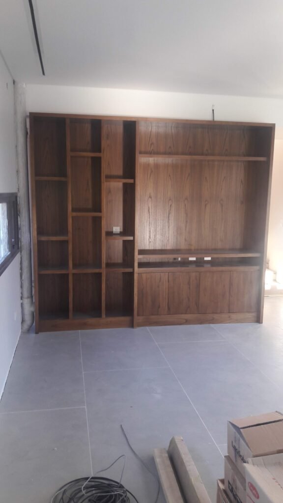 Carpintero de amoblamientos de cocina,placares, amoblamientos para oficinas y locales comerciales Restauracion de muebles,sillas mesas..