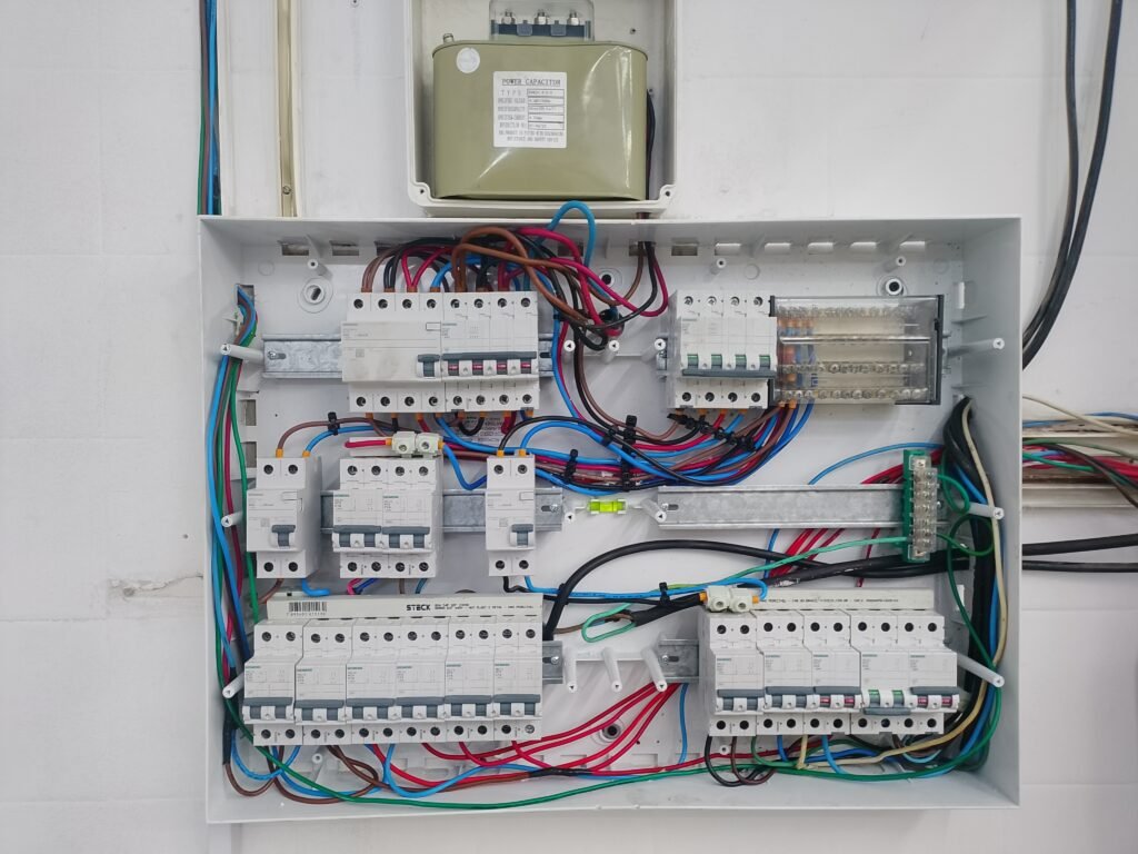 Electricista y técnico en refrigeración