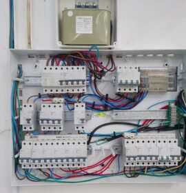 Electricista y técnico en refrigeración