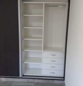 Carpintero de amoblamientos de cocina,placares, amoblamientos para oficinas y locales comerciales Restauracion de muebles,sillas mesas..