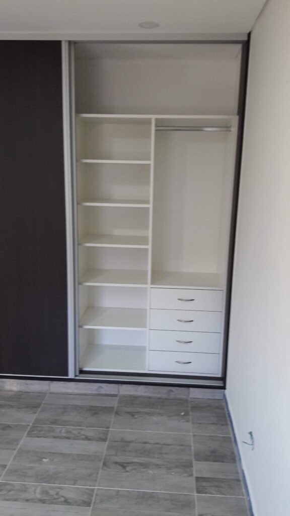 Carpintero de amoblamientos de cocina,placares, amoblamientos para oficinas y locales comerciales Restauracion de muebles,sillas mesas..