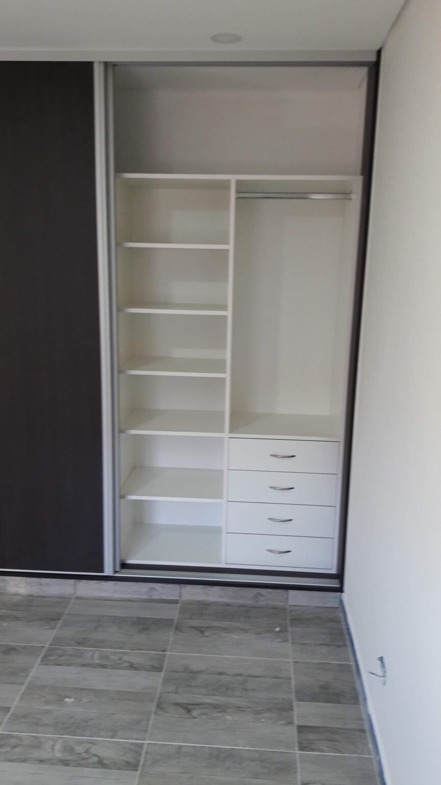Carpintero de amoblamientos de cocina,placares, amoblamientos para oficinas y locales comerciales Restauracion de muebles,sillas mesas..