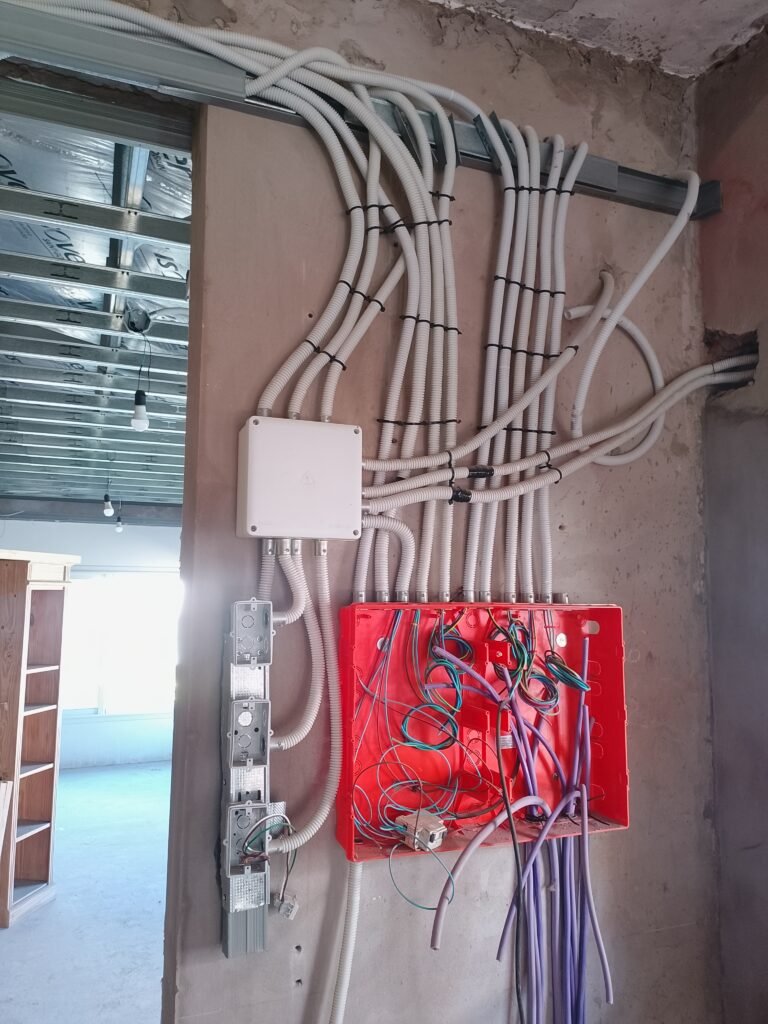 Electricista y técnico en refrigeración