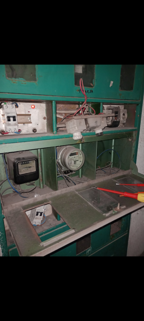 Electricista. Instalación y reparación de aires acondicionados y heladeras.
