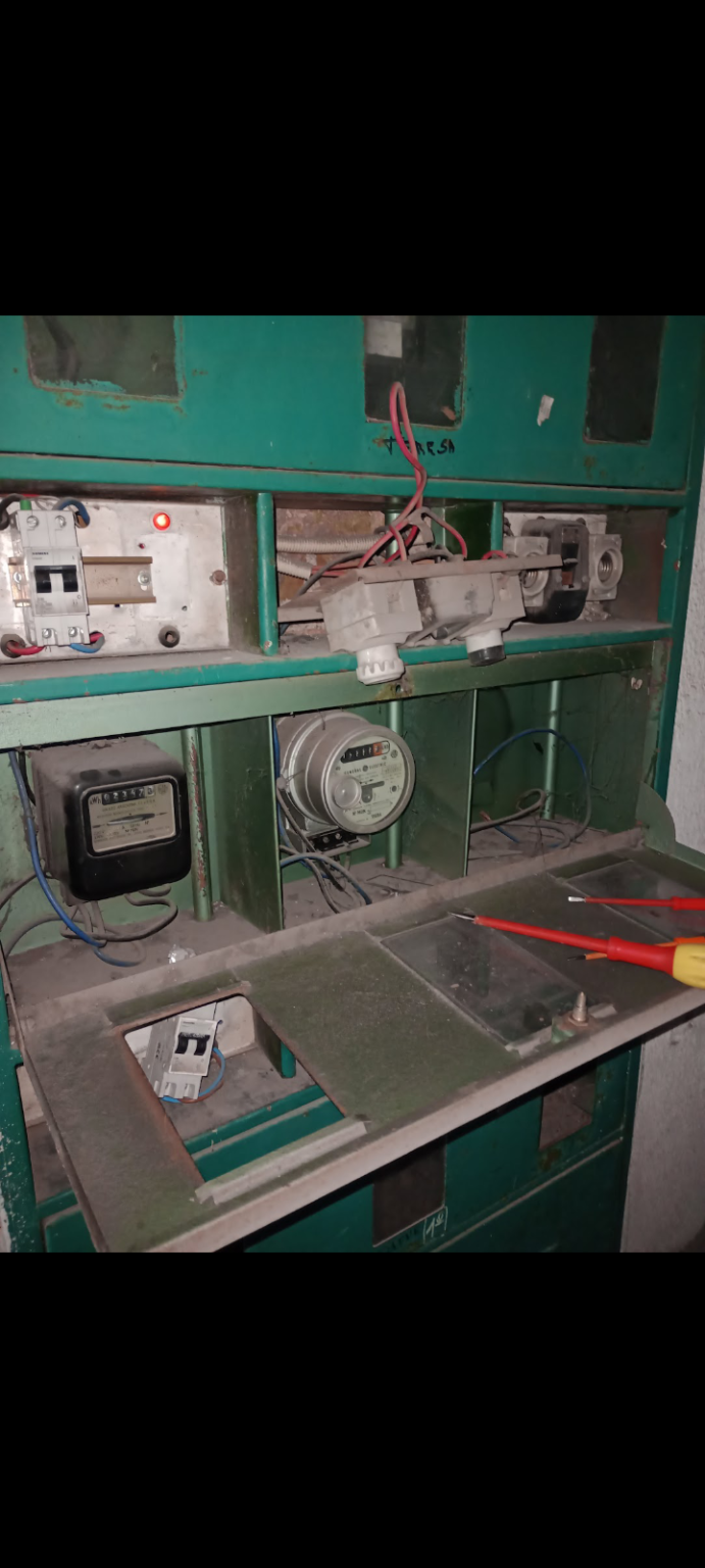 Electricista. Instalación y reparación de aires acondicionados y heladeras.