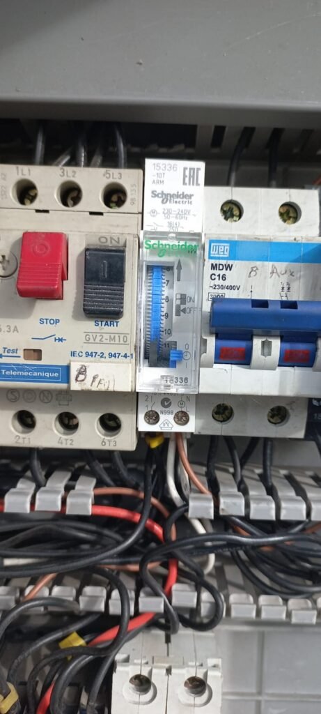 ELECTRICIDAD Y CARPINTERIA