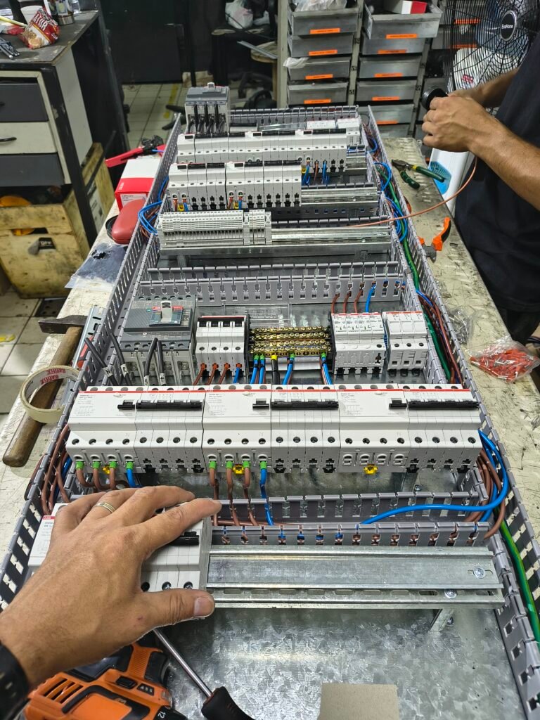 Electricista con más de 25 años de experiencia comprobada