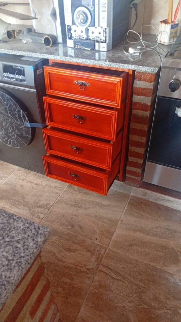 Carpintería, herrería, electricid