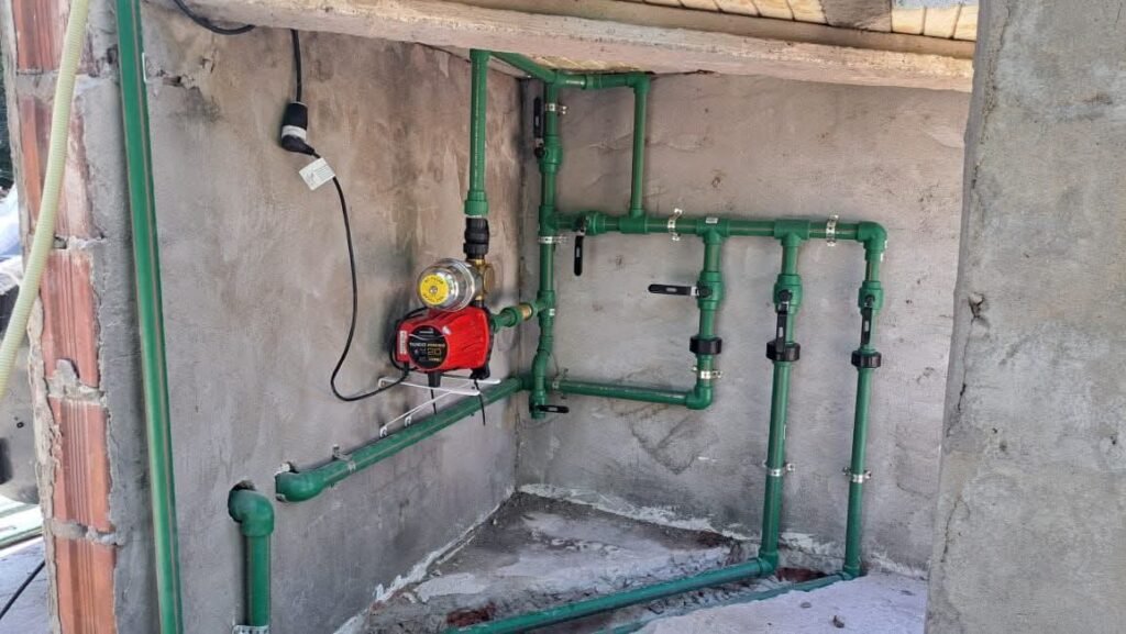 Sanitarista, Plomería, técnico en