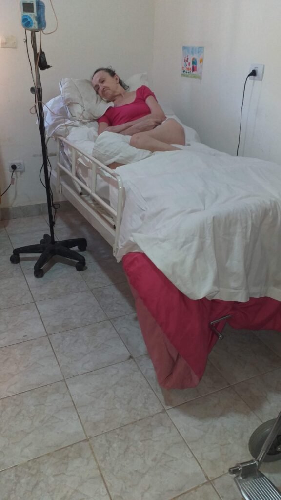Auxiliar gereantologico. ( Cuidador de adultos mayores)
